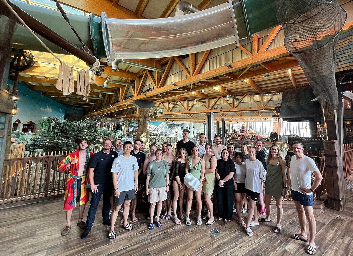 Studierende im Tourismusmanagement Studium auf einer Exkursion in den Europapark