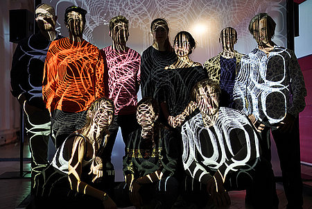 Studierende beleuchtet mit besonderer Lichttechnik und unterschiedlichen Farben