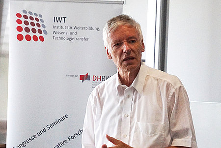 Peter Meier beim Vortrag