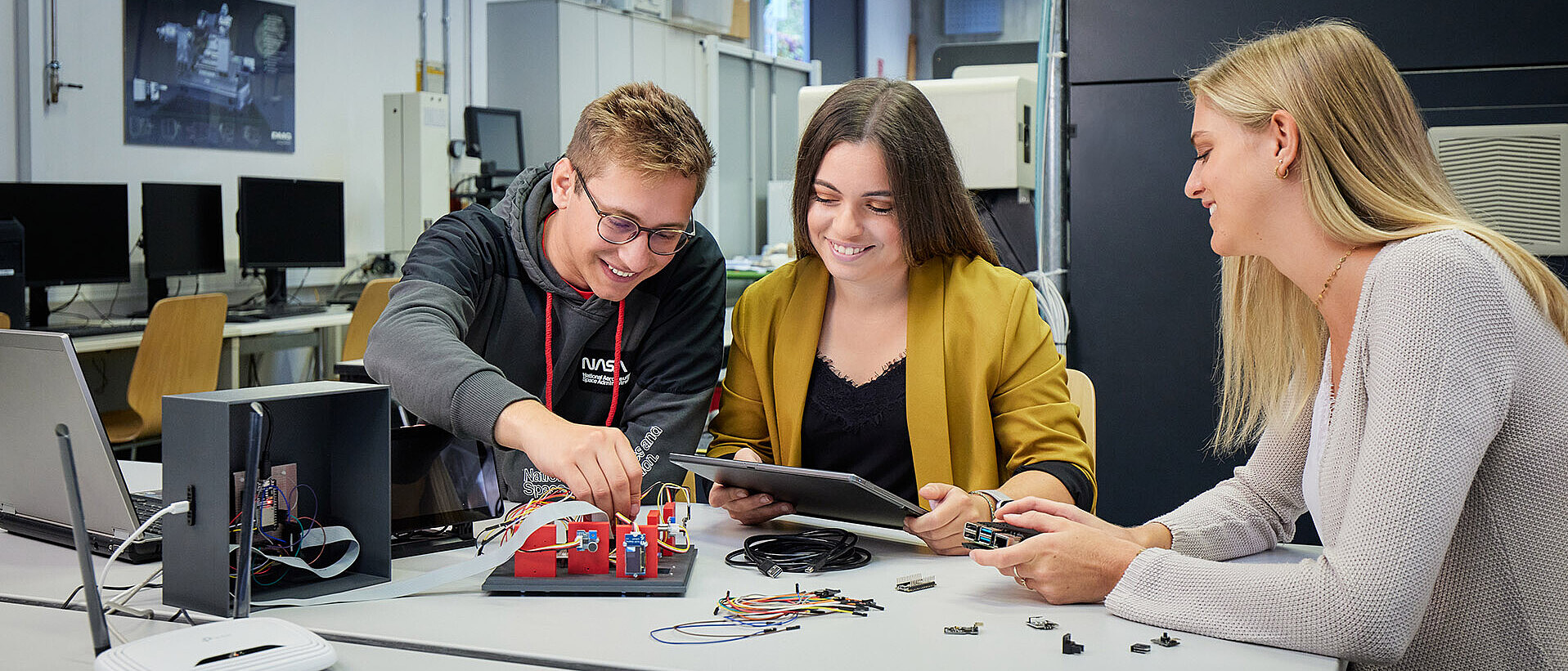 Studierende bei Versuchen im Labor für Industrielle Messtechnik
