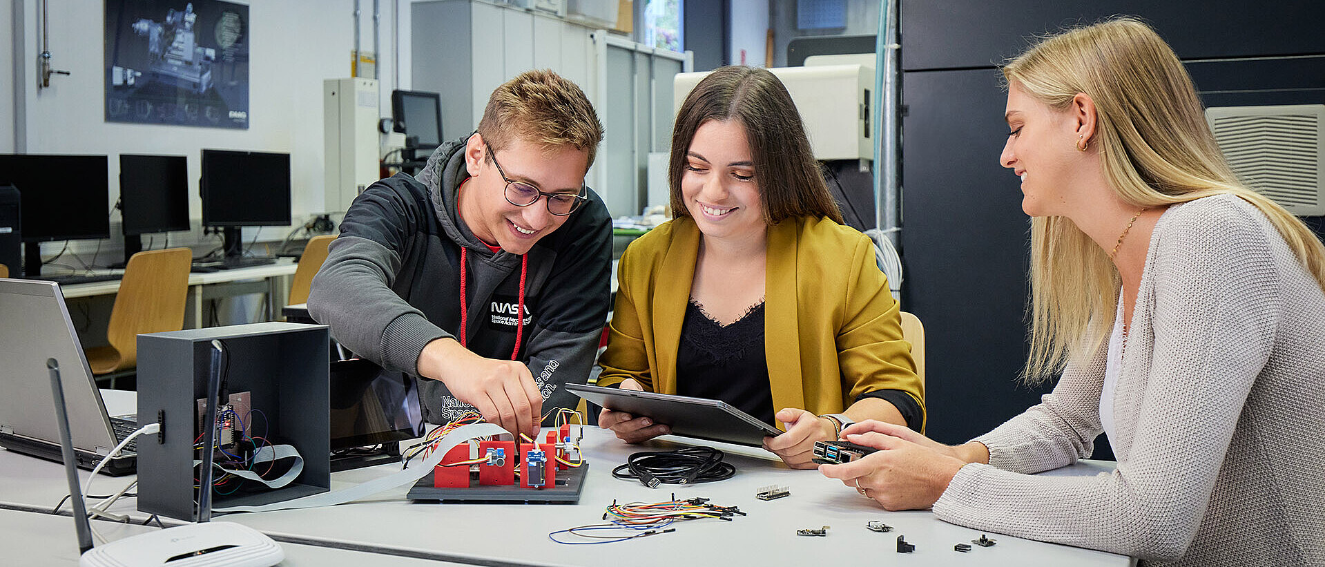 Studierende bei Versuchen im Labor für Industrielle Messtechnik