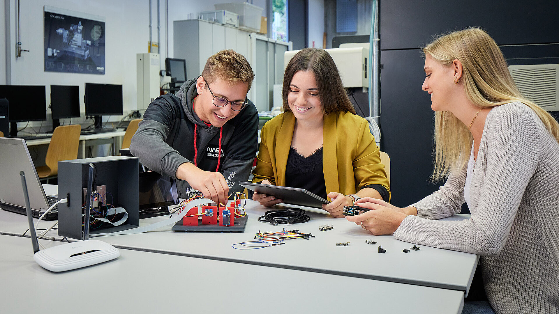 Studierende bei Versuchen im Labor für Industrielle Messtechnik