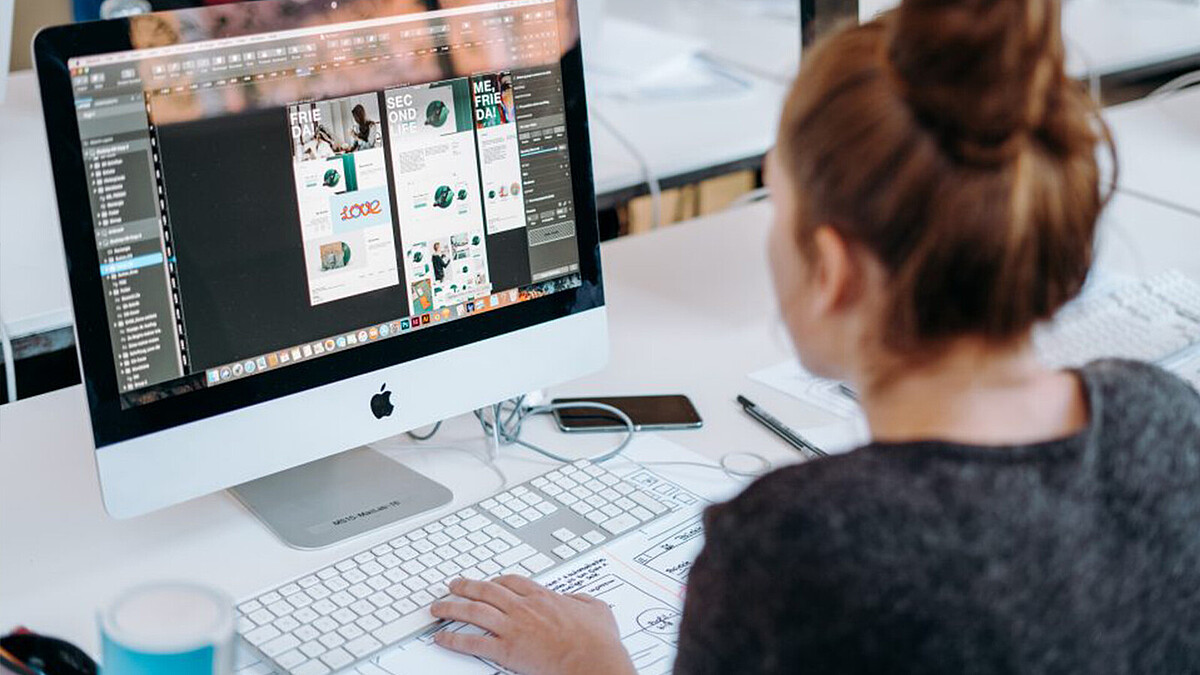 Studierende im dualen Studium Mediendesign am PC
