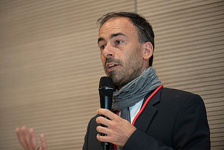 Thomas Bauer mit Mikrofon