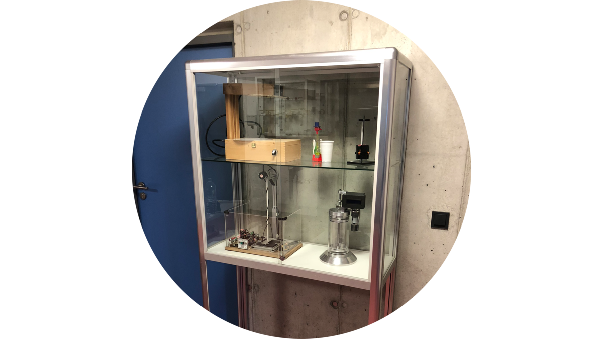 Physikalische Aufbauten in einer Vitrine