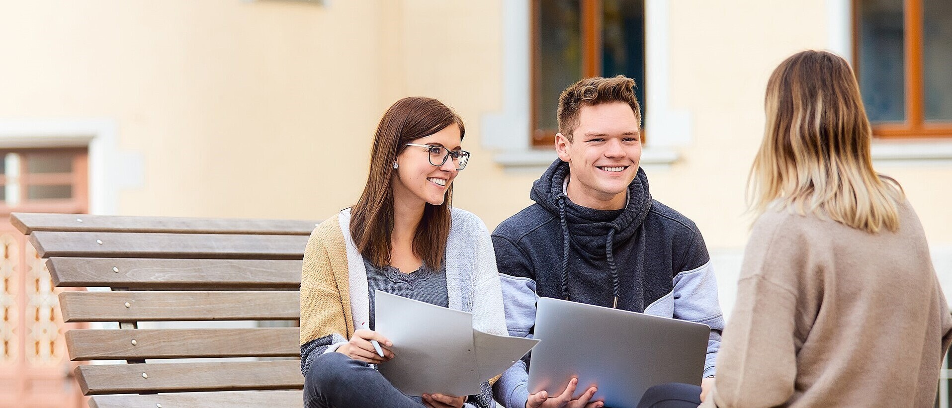 Drei Studierende im Tourismusmanagement Studium arbeiten an einem Projekt