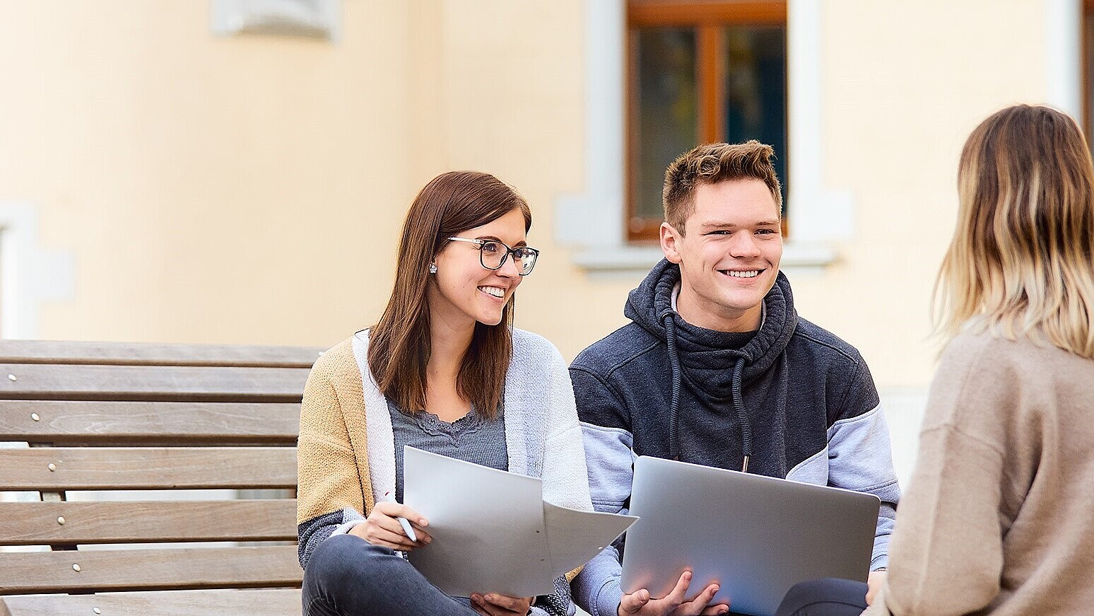 Drei Studierende im Tourismusmanagement Studium arbeiten an einem Projekt