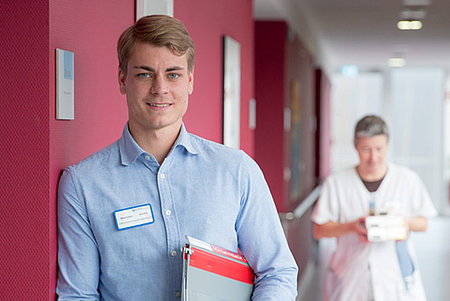 Portrait eines dual Studierenden in einer Klinik